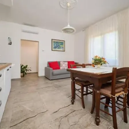 Tonini House بيت للعطل غافورانا